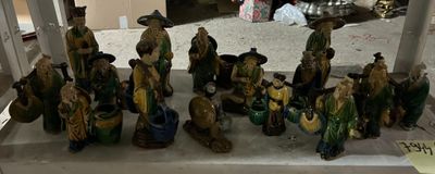 de nombreuses figurines exposées dans une vitrine