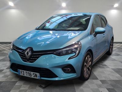 la voiture bleue est garée sur le sol en damier d'un garage