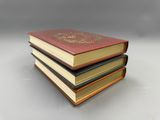 trois livres empilés sur une table
