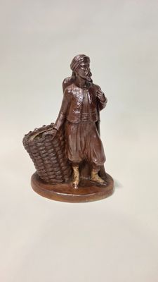 Pot à tabac ou zouave en grès vernissé brun.