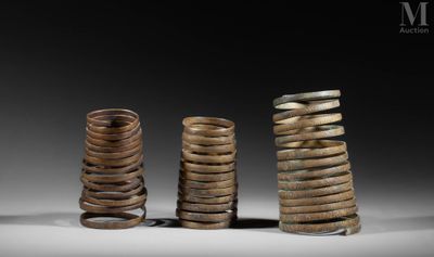 trois piles de pièces empilées les unes sur les autres sur une table