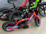 deux vélos garés l'un à côté de l'autre devant la porte d'un garage