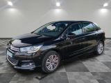 une voiture noire est garée sur le sol en damier d'un garage