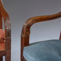 Deux fauteuils en acajou et placage d’acajou, les accotoirs … (photo 2)