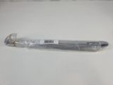 un stylo emballé dans du plastique, posé sur une table