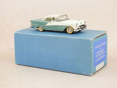 une petite voiture posée sur une boîte bleue