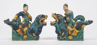 paire de figurines asiatiques représentant un homme et une femme chevauchant un dragon