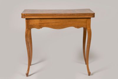 une vieille table en bois surmontée d'un tiroir