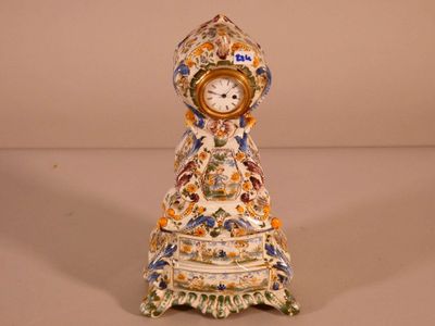 Nevers, XXème siècle. Pendule de table en faïence polychrome…