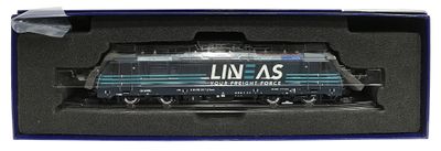une boîte contenant un train, sur fond blanc