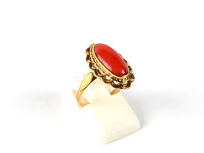 une image représentant une bague en or sertie d'une pierre rouge