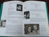 un livre ouvert avec des photos de personnes