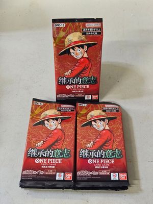 Trois paquets contenant chacun une pièce de Dragon Ball sont posés sur une table.
