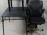 un bureau avec une chaise et un ordinateur dessus