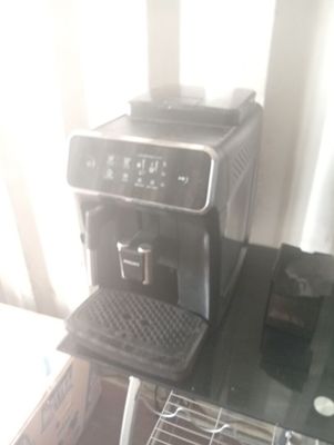 une photo d'une machine à café posée sur une table