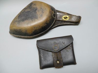Deux objets en cuir sont posés sur une table blanche