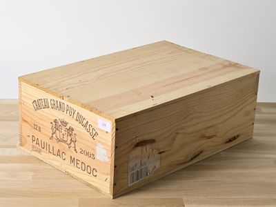 une caisse en bois posée sur un parquet