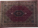 un tapis oriental orné d'un motif en médaillon sur fond rouge