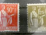 deux timbres sur lesquels figurent une femme et un homme