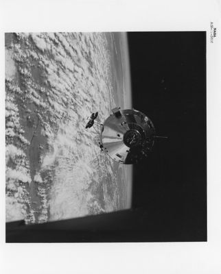 photographie en noir et blanc d'une station spatiale au centre de la Terre