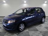la voiture bleue est garée dans le garage sur un sol en damier