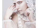 l'image d'une femme au maquillage blanc et portant un voile