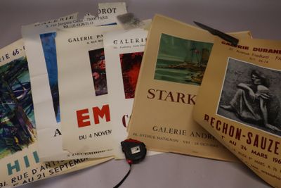 un grand nombre de livres posés sur une table