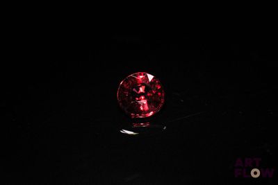 gros plan d'un diamant rouge sur une surface noire