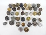 plusieurs types de boutons différents sur une surface blanche