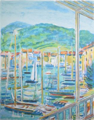 tableau représentant des bateaux amarrés dans un port, avec des montagnes en arrière-plan