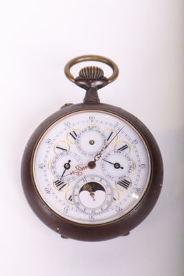 une montre de poche marron dont le cadran est orné de chiffres romains