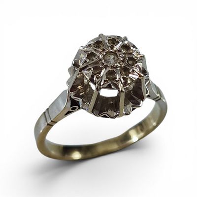 une image d'une bague en diamant sur fond blanc