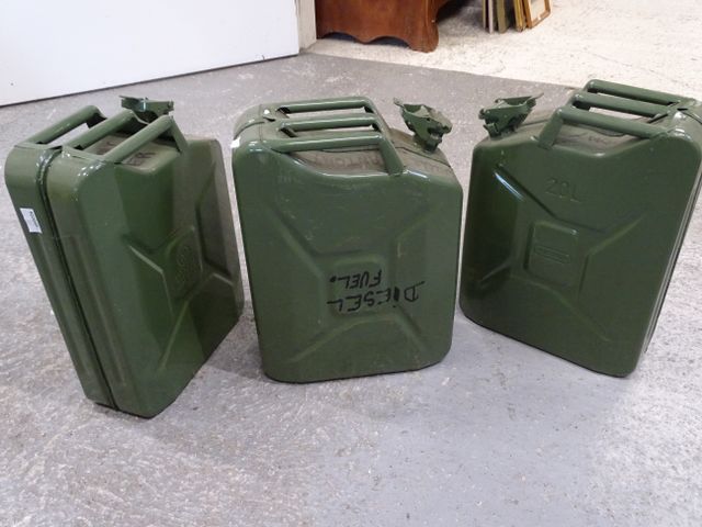 3 jerricans 20 litres 