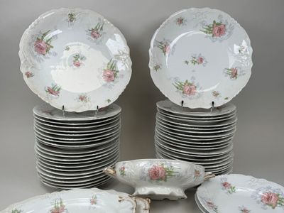 de nombreuses assiettes et bols empilés les uns sur les autres