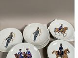 six assiettes en porcelaine ornées d'une illustration représentant des hommes à cheval