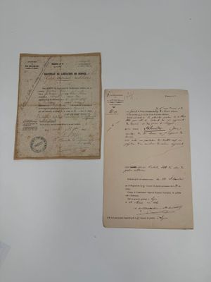 un vieux document et un bout de papier posé sur une table