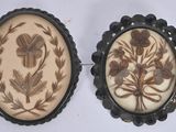 paire de broches anciennes en camée représentant des fleurs et des feuilles