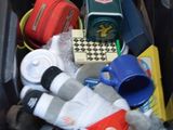 une poubelle noire remplie d'objets divers