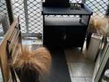 une chaise noire et une table noire dans une pièce