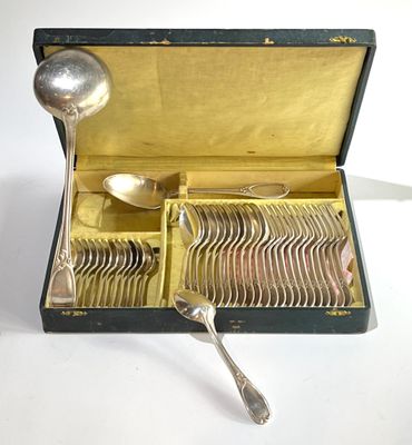 Dans un coffret, partie de ménagère en métal argenté décor rinceaux fe - Photo 1