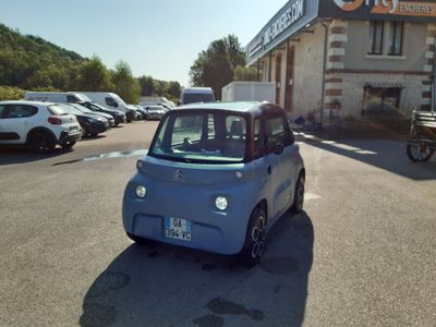 une petite voiture bleue garée dans un parking