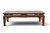 CHINE XXème. TABLE BASSE en bois sculpté à légère patine pol… (photo 4)
