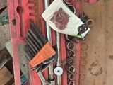 une boîte à outils contenant des outils, posée sur le sol