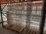 les nombreuses cages qui se trouvent sur les palettes dans l'entrepôt