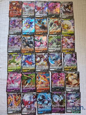 une pile de cartes pokemon posée sur une table