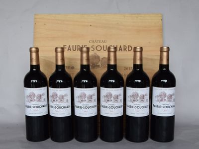 six bouteilles de vin rouge devant une caisse en bois