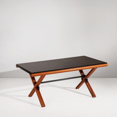 une table en bois avec un plateau noir sur un fond blanc