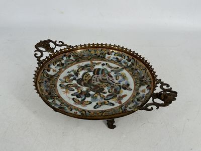 une plaque en laiton ancien ornée d'un motif floral