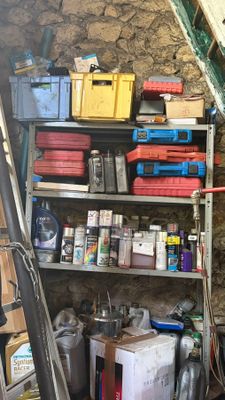 une étagère remplie d'objets hétéroclites dans un garage