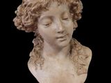 buste en marbre représentant une femme aux cheveux bouclés sur fond noir